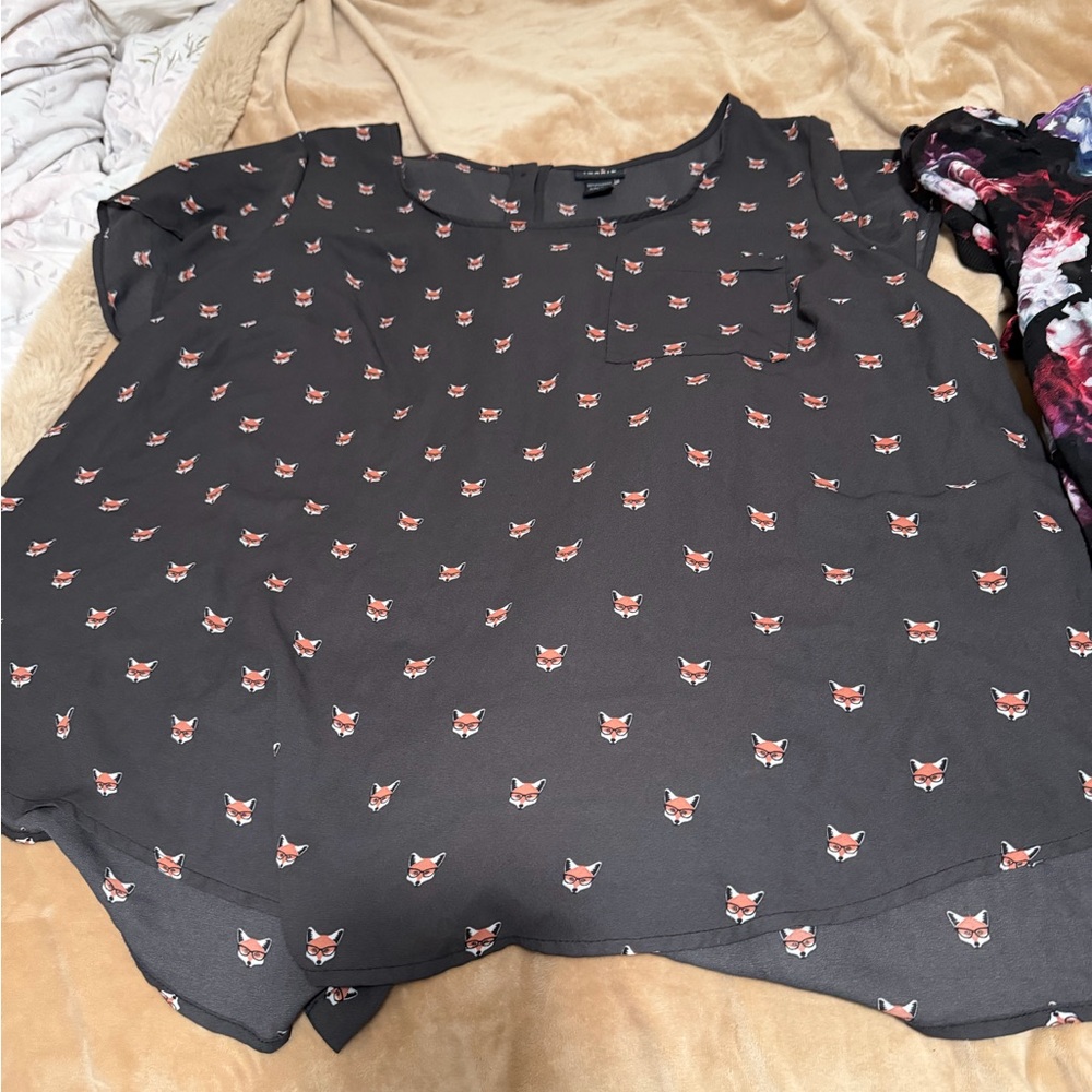 Torrid Lot of 2 Black Floral Print Long & Fox Print Short Sleeve Tops Size 2X/3X - Picture 3 of 5